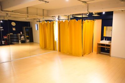 更衣室も完備。汗をかいたらその場で着替えることも可能です✨ - アメ村レンタルスタジオBeyond 【アメリカ村三角公園目の前】１５人収容可レンタルスタジオ、ダンスの室内の写真