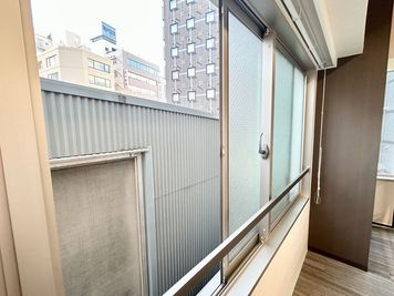 【窓を開けて換気可能です】 - TS 新富町 grandir ginza east 3Fの設備の写真