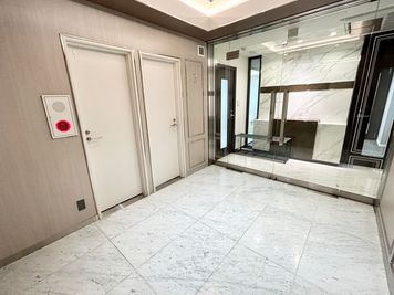 【お手洗いはスペース入り口の手前にございます。男女別です。】 - 【閉店】TS 新富町 grandir ginza east 【閉店】3Fの設備の写真