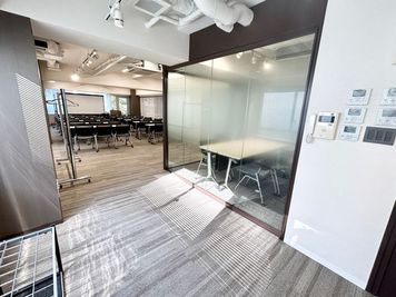 【会議室後方には控え室にもできる小さなスペースがございます】 - 【閉店】TS 新富町 grandir ginza east 【閉店】3Fの室内の写真