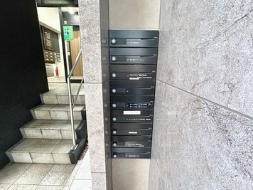 【予約完了メールに記載の方法でポストからセキュリティカードを取り出してください】 - 【閉店】TS 新富町 grandir ginza east 【閉店】3Fの入口の写真