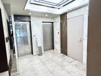 【1階エレベーターホール】 - 【閉店】TS 新富町 grandir ginza east 【閉店】3Fの入口の写真