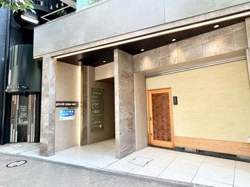 【「 grandir ginza east 」と表示された入口からビルにお入りください】 - TS 新富町 grandir ginza east 3Fの入口の写真