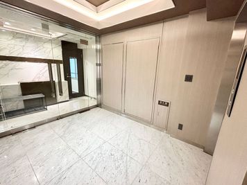 【エレベーターで3階にあがると、すぐ正面に会議室のドアがあります。】 - TS 新富町 grandir ginza east 3Fの入口の写真