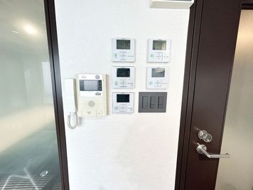 【メイン扉を入って左手から入室すると電気スイッチ・空調パネルがあります】 - 【閉店】TS 新富町 grandir ginza east 【閉店】3Fの設備の写真
