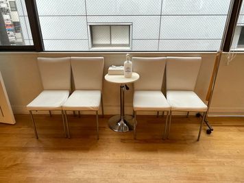 常設椅子（4脚・無料） - ミズグチダンススクール レンタルスタジオの室内の写真