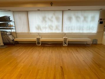常設ベンチ3台（無料） - ミズグチダンススクール レンタルスタジオの室内の写真