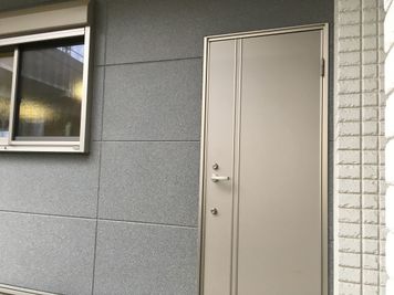 ハイドアウト レンタルサロンの入口の写真