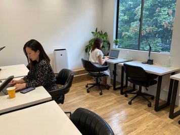 追加料金なしでワークルームもお使い頂けます - GARAGE MACHIDA 南大谷店 町田フリードリンク付レンタル完全個室（A席）/駐車場無料の室内の写真