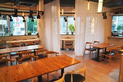 レースのカーテンを閉めると半個室に。
チェキ会、握手会や1on1トーク会に便利です。 - メトロシティ小伝馬町２０２　Ｃｒａｆｔ　ｄｉｐ　３ｎｏｗａ 日本橋小伝馬町　Craftdip 3nowa　レストランカフェ　の室内の写真