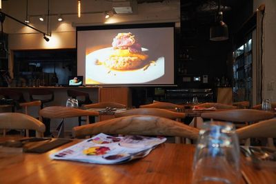 100インチ電動スクリーン設置
2023年超単焦点最新プロジェクター完備
HDMIケーブル完備
EB-760W　昼でもくっきり。
 - メトロシティ小伝馬町２０２　Ｃｒａｆｔ　ｄｉｐ　３ｎｏｗａ 日本橋小伝馬町　Craftdip 3nowa　レストランカフェ　の設備の写真