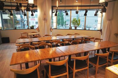 テーブルの配置は動かせます。
セミナーや卓割りもご相談ください。 - メトロシティ小伝馬町２０２　Ｃｒａｆｔ　ｄｉｐ　３ｎｏｗａ 日本橋小伝馬町　Craftdip 3nowa　レストランカフェ　の室内の写真