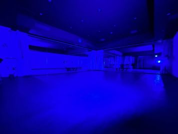 【スタンド式LED照明導入】
通常の電気を消してLED照明のみの光にすると雰囲気が変わりSNS映えなスタジオへ - レンタルスタジオ　STUDIO BUZZ 仙台 レンタルスタジオの設備の写真