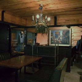 様々な種類の4人掛けソファと広々としたテーブル（こちらは2階スペースです） - shabby 古民家レンタルスペースの室内の写真