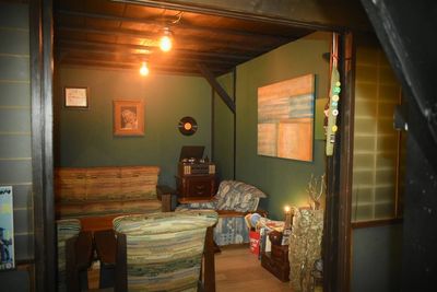 隠れ家的雰囲気のある談話スペース（こちらは1階スペースです） - shabby 古民家レンタルスペースの室内の写真
