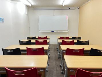 【お気軽グループアワード2024🏅】研修、面接会場として人気/無制限高速ネット/除菌空気清浄機/駅徒歩2分/24人収容  - お気軽会議室 京都四条
