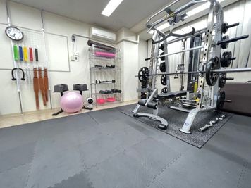 MIYAZAKI GYM目黒店 マルチマシン完備のレンタルジムの室内の写真