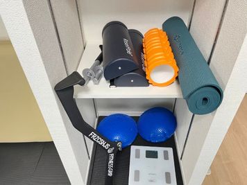フォームローラー、ハーフポール、ヨガマット、バランスディスク、体重計など - MIYAZAKI GYM三軒茶屋店 レンタルジムの室内の写真