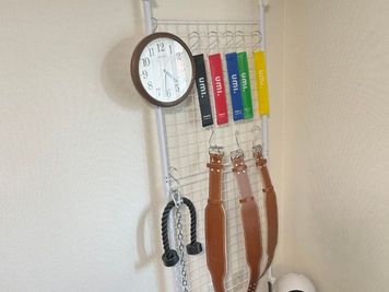 ゴムバンド、トレーニングベルトなど - MIYAZAKI GYM三軒茶屋店 レンタルジムの室内の写真