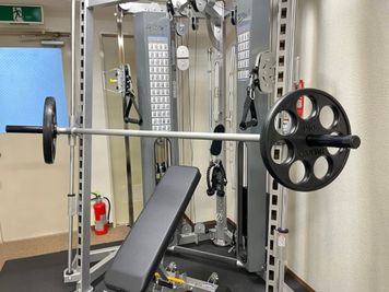 スミスマシンは軌道が固定されているので、運動初心者の方も安心してトレーニングを行っていただけます。 - MIYAZAKI GYM人形町店 人形町レンタルジムスミスマシン②の室内の写真