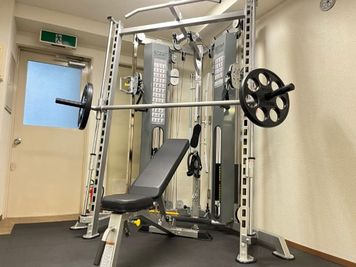 ベンチプレスやスクワットなど様々なトレーニングが可能です。 - MIYAZAKI GYM人形町店 人形町レンタルジムスミスマシン②の室内の写真