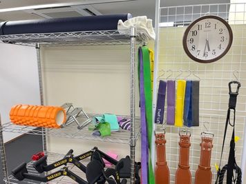 ストレッチポール、フォームローラー、トレーニングバンド、マググリップ、トレーニングベルトなど - MIYAZAKI GYM人形町店 人形町レンタルジムスミスマシン②の室内の写真