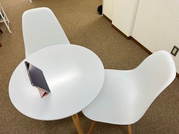 カウンセリングを行えるテーブルと椅子がございます。 - MIYAZAKI GYM人形町店 人形町レンタルジムスミスマシン②の室内の写真