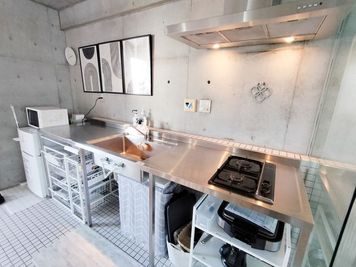 縦型の2口ガスコンロがついた広いキッチンも完備しています。シェフを招いたパーティーも開催されています。 - エクセルシオールスペース南池袋店 ✨ゴミ捨て無料✨コンクリート打ちっ放し|女子会・パーティー🍷の室内の写真