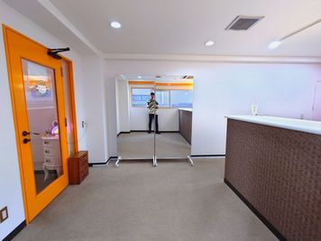 移動可能なミラー - ベストフレンドレンタルスペース 1階<チング1-スタジオ+Bar+4人個室>の室内の写真