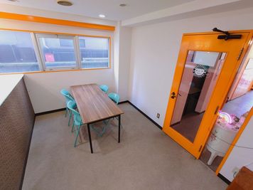 机と椅子が利用可能 - ベストフレンドレンタルスペース 1階<チング1-スタジオ+Bar+4人個室>の室内の写真