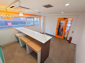 フロントに机と椅子があり、使用可能 - ベストフレンドレンタルスペース 1階<チング1-スタジオ+Bar+4人個室>の室内の写真