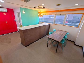 机と椅子が利用可能 - ベストフレンドレンタルスペース 1階<チング1-スタジオ+Bar+4人個室>の室内の写真