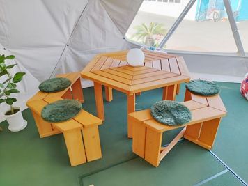④ドームテント内
備え付けのイスとテーブル - 宮城県初！ガレージレンタルスペース　ドームテント新設！ 県内初！ガレージスタジオ【エジソン】400坪☆ドームテントあり☆の室内の写真