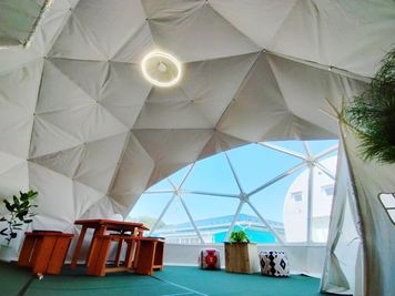 ③ドームテント天井
決して広いスペースではないですが、空間を無駄なく使えるように設計してます

※空調設備完備 - 宮城県初！ガレージレンタルスペース　ドームテント新設！ 県内初！ガレージスタジオ【エジソン】400坪☆ドームテントあり☆の室内の写真
