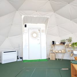 ②ドームテント入口側 - 宮城県初！ガレージレンタルスペース　ドームテント新設！ 県内初！ガレージスタジオ【エジソン】400坪☆ドームテントあり☆の室内の写真