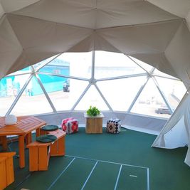 ドームテント内(ドームテント入口側から撮影)
大人4.5人がゴロゴロできるフリースペースを確保しております

大きさ　直径6m×高さ3m

※空調設備完備
 - 宮城県初！ガレージレンタルスペース　ドームテント新設！ 県内初！ガレージスタジオ【エジソン】400坪☆ドームテントあり☆の設備の写真