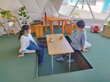 ドームテント内は備え付けのイスとテーブル以外に大人8名が座れる掘りごたつあり - 宮城県初！ガレージレンタルスペース　ドームテント新設！ 県内初！ガレージスタジオ【エジソン】400坪☆ドームテントあり☆の室内の写真