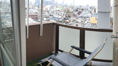 風通しバツグン中野駅レンタルスペース 《中野駅徒歩2分》風通し抜群！ファン付き照明｜開放感ある明るいの室内の写真