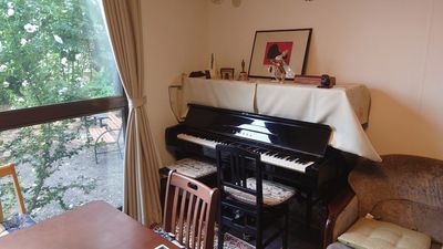 リビングのアップライトピアノ - 枳殻館(きこくかん) 一軒家マルチレンタルスペース「枳殻館(きこくかん)」の設備の写真