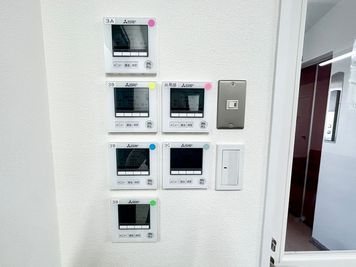 【共有部を入ってすぐの壁に空調パネルがあります。】 - TIME SHARING 横浜関内  セルテアネックス 3Aの設備の写真