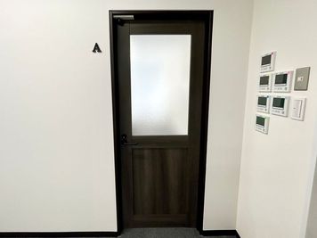 【「A」というアルファベットが目印です。会議室に鍵はついていないのでそのままご入室ください】 - TIME SHARING 横浜関内  セルテアネックス 3Aの入口の写真