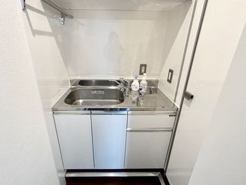 【共有部に流し台があります。手洗い場としてご利用ください】 - TIME SHARING 横浜関内  セルテアネックス 3Aの設備の写真