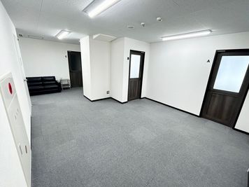 【共有部を入るとA/B/Cの会議室があります】 - TIME SHARING 横浜関内  セルテアネックス 3Aの室内の写真