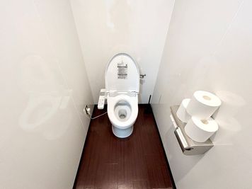 【男性トイレ（小×2、個室×1）】 - TIME SHARING 横浜関内  セルテアネックス 3Cの設備の写真