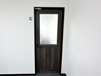 【「C」というアルファベットが目印です。会議室に鍵はついていないのでそのままご入室ください】 - TIME SHARING 横浜関内  セルテアネックス 3Cの入口の写真