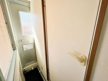 狭いですが、トイレの奥が入口です。 - 【立川駅3分】隠れ家★SANGO屋上レンタルスペース 隠れ家★SANGO屋上レンタルスペース立川の入口の写真