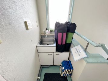 このようにお戻しください。
ウェットティッシュを置いているのでヨガマットの表面を拭いてお戻しください。 - 【立川駅3分】隠れ家★SANGO屋上レンタルスペース １月１日終了★隠れ家★SANGO屋上レンタルスペース立川の設備の写真