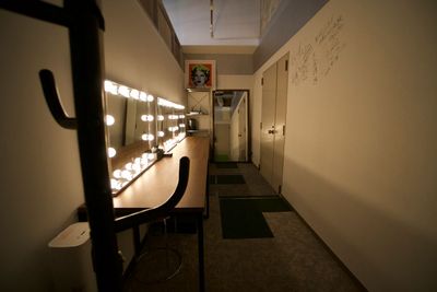 メイクルーム・スタッフルーム完備。
同じ化粧鏡が３つとなります。 - ワンクロ中目黒スタジオ レンタルスタジオ 多目的スペース 中目黒駅前の室内の写真