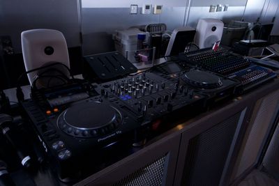 DJ機材・オプション
CDJ 2000 / DJM 詳しくはお問い合わせください - ワンクロ中目黒スタジオ レンタルスタジオ 多目的スペース 中目黒駅前の室内の写真