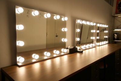 メイクルーム・スタッフルーム完備。
同じ化粧鏡が３つとなります。 - ワンクロ中目黒スタジオ レンタルスタジオ 多目的スペース 中目黒駅前の室内の写真